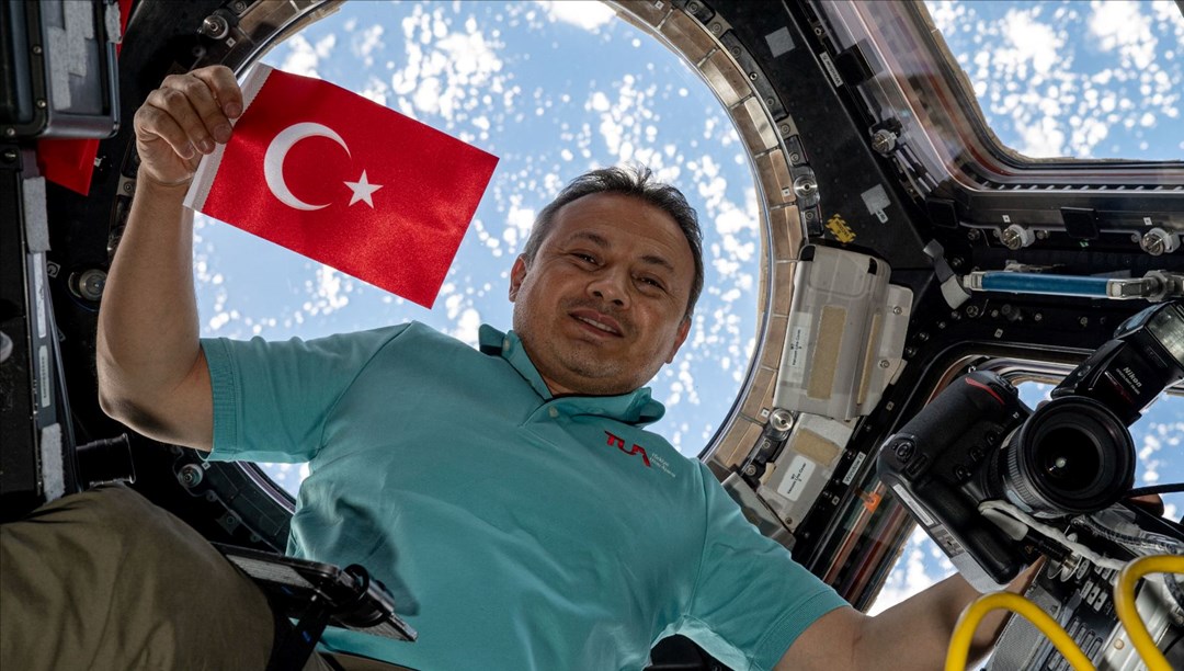 Alper Gezeravcı gazetecilerin sorularını yanıtladı: Uzay üssünde bir gün nasıl geçiyor?